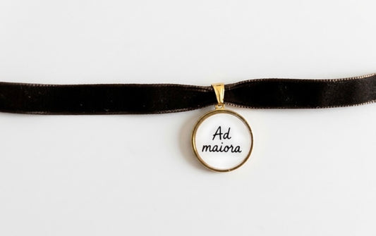 Girocollo Choker in Velluto marrone – Medaglietta "Ad maiora"
